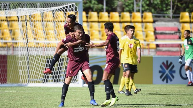 Penyerang PSM Makassar, Eero Markkanen (tengah) merayakan golnya ke gawang Kaya FC bersama rekan-rekannya, dalam laga matchday keempat Grup H Piala AFC 2019 di Panaad Stadium, Bacolod, Filipina, Rabu (17/4/2019) sore WIB. [Twitter resmi Piala AFC]