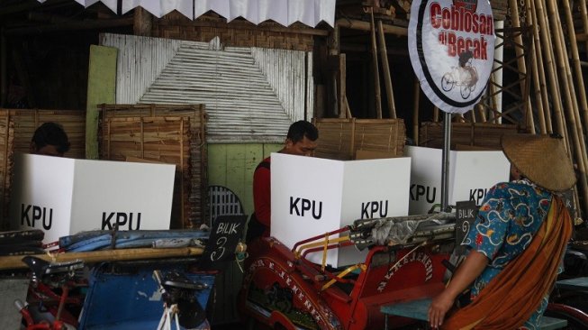 Warga menggunakan hak pilih di Tempat Pemungutan Suara (TPS) 10 Kampung Cinderejo, Solo, Jawa Tengah, Rabu (17/4/2019). TPS unik bertema Nyoblos di Becak tersebut untuk meningkatkan partisipasi pemilih pada Pemilu 2019[ANTARA FOTO/Maulana Surya].