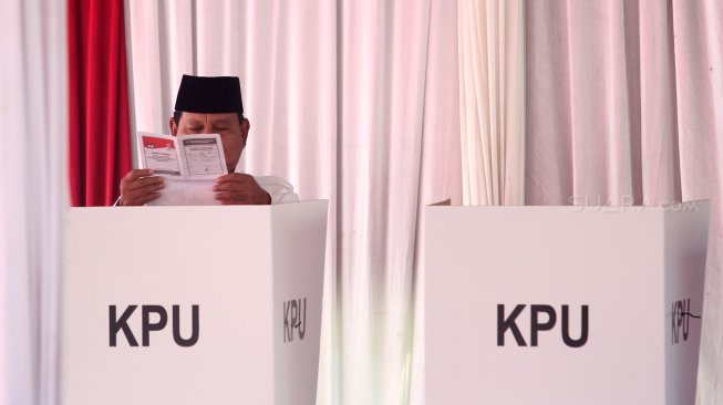 Calon Presiden nomor urut 02, Prabowo Subianto menggunakan hak suaranya di TPS 041, Kampung Curug, Desa Bojong Koneng, Babakan Madang, Kabupaten Bogor, Jawa Barat, Rabu (17/4).[Suara.com/Arief Hermawan P]