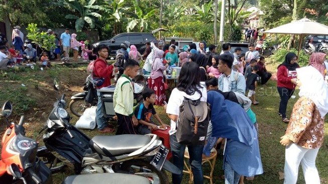 Warga dapat makan gratis di TPS Prabowo Subianto di Bogor, Jabar. (Suara.com/Rambiga).