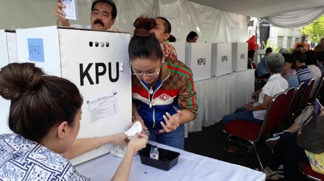 Inul Daratista bersama suami nyoblos di TPS 171, Pondok Indah, Jakarta Selatan, Rabu (17/4/2019). [Sumarni/Suara.com]