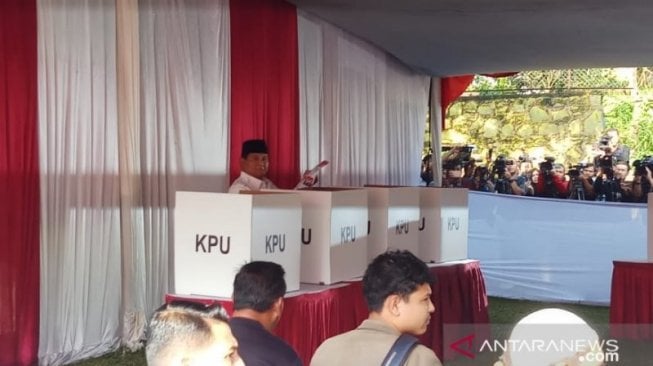 Lega Nyoblos, Prabowo Bergaya Salam 2 Jari Bertinta