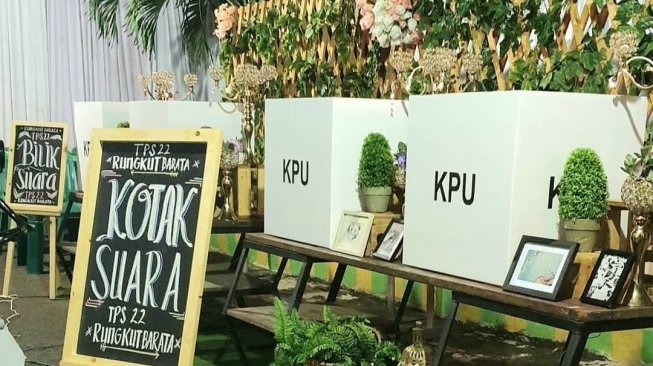 TPS 22 Rungkut, Barata, Surabaya, tidak kalah unik karena mendekorasi TPS layaknya seperti pesta pernikahan. (Instagram/@rama_rimscatering di Instagram)