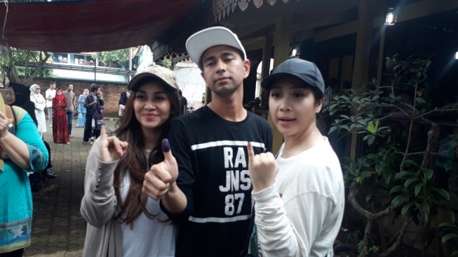 Raffi Ahmad, Nagita Slavina, dan Nisya Ahmad nyoblos di TPS 06, Kelurahan Pangkalan Jati Baru, Cinere, Depok, Jawa Barat, Rabu (17/4/2019). [Ismail/Suara.com]