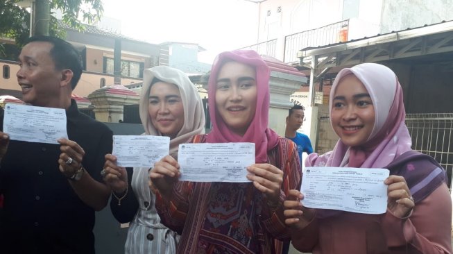 Ayu Ting Ting tiba di TPS dekat kediamannya di Depok, Jawa Barat, Rabu (17/4/2019). [Ismail/Suara.com]