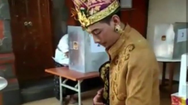 Pengantin mencoblos sebelum menikah. (Instagram/@denpasar.viral)