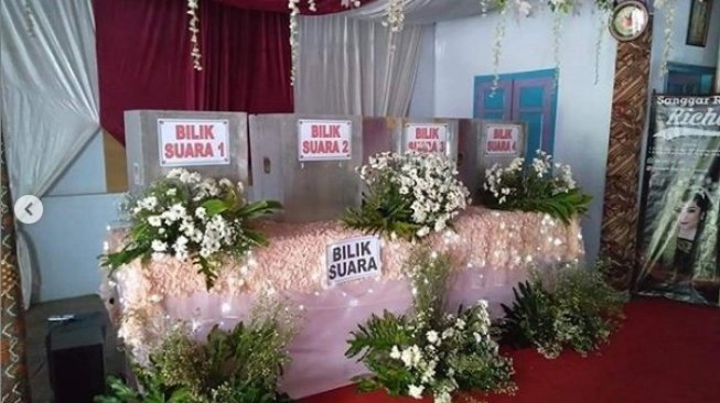 TPS Unik di Malang Mirip Resepsi Nikah, Saksi Kedua Kubu Duduk di Pelaminan