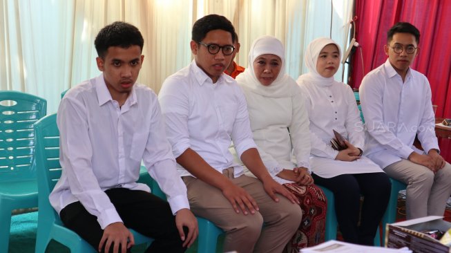 Kompak Berpakaian Serba Putih, Khofifah dan Empat Anaknya Nyoblos di TPS 38