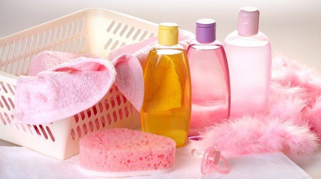Perlengkapan mandi bayi: baby oil, sampo bayi, sabun cair bayi, sponge, dan handuk. (Shutterstock)