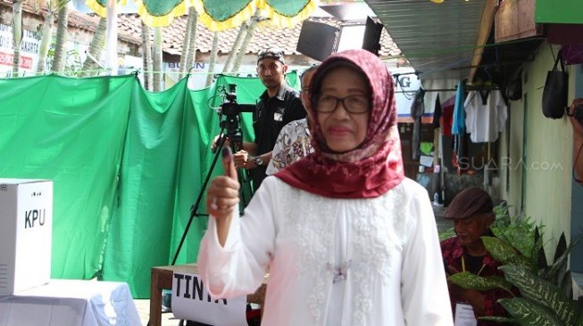 Nyoblos Pakai Baju Putih Ibu Jokowi Hasilnya Lihat Nanti 