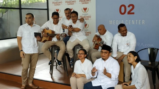 Habis Nyoblos Nunggu Prabowo, Sandiaga dan BPN Nyanyi dan Ngelawak