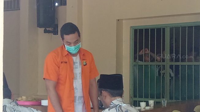 Tersangka kasus pembobolan uang para nasabah bank dengan cara skimming Ramyadjie Priambodo, ikut mencoblos di Tempat Pemungutan Suara (TPS) 15, rumah tahanan Polda Metro Jaya. (Suara.com/Yosea Arga)