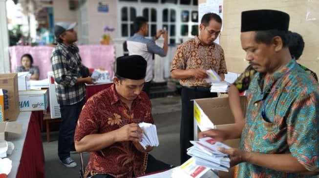 Penghitungan suara di TPS 10, Kelurahan Kauman, Kecamatan Kepanjenkidul, Blitar. (Suara.com/Agus H)