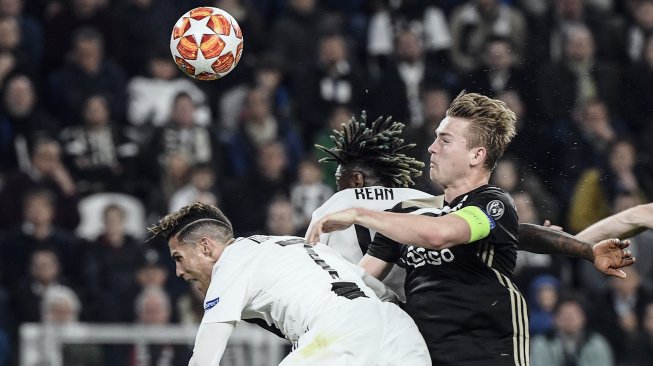 Pemain depan Juventus  Cristiano Ronaldo (kiri) dan pemain belakang Ajax  Matthijs de Ligt (kanan) melakukan sundulan selama pertandingan leg kedua perempat final Liga Champions antara Juventus melawan Ajax Amsterdam di Allianz Stadium, Turin, Italia, Rabu (17/4) dini hari WIB. [Filippo MONTEFORTE / AFP]