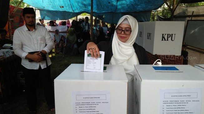 Datangi TPS Bersepeda Motor, Anak Bungsu Ma'ruf Amin Nyoblos di Serang