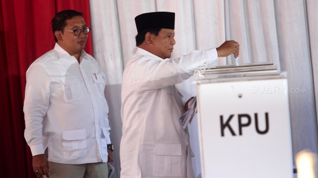 Calon Presiden nomor urut 02, Prabowo Subianto menggunakan hak suaranya di TPS 041, Kampung Curug, Desa Bojong Koneng, Babakan Madang, Kabupaten Bogor, Jawa Barat, Rabu (17/4).[Suara.com/Arief Hermawan P]