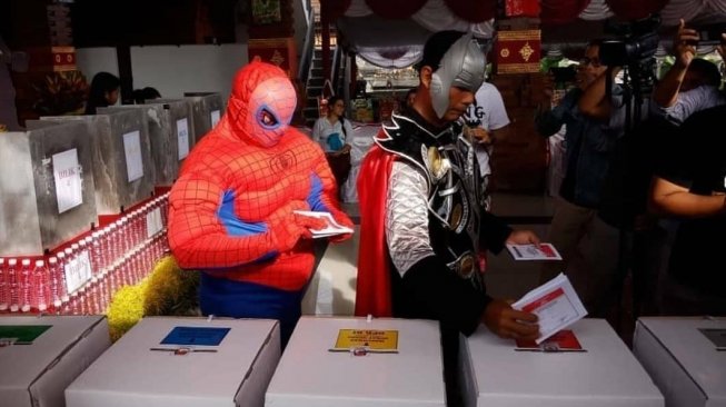 TPS unik di Ubung, Sempidi, Badung, Bali bertema tokoh superhero Marvel, Spiderman dan Thor ikut nyoblos. (Instagram/@denpasarnow)