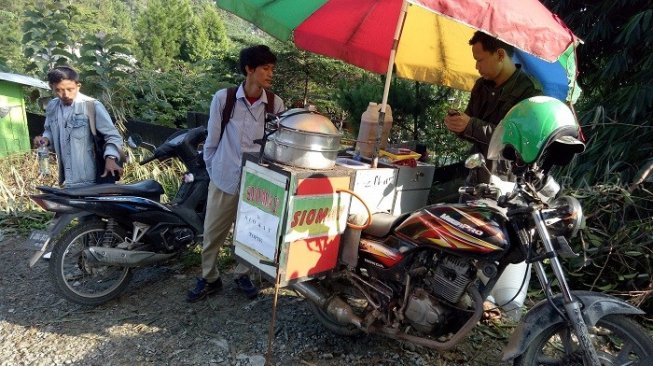 Makan Gratis di TPS Prabowo Subianto di Bogor, Jabar. (Suara.com/Rambiga).