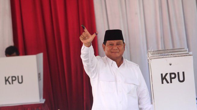 Calon Presiden nomor urut 02, Prabowo Subianto menggunakan hak suaranya di TPS 041, Kampung Curug, Desa Bojong Koneng, Babakan Madang, Kabupaten Bogor, Jawa Barat, Rabu (17/4).[Suara.com/Arief Hermawan P]
