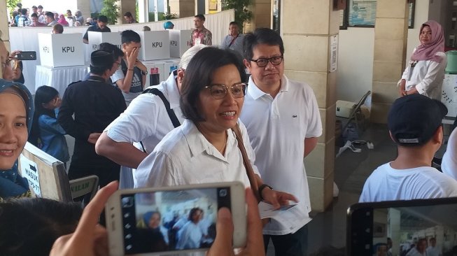 Sri Mulyani usai nyoblos. (Suara.com/Muslimin Trisyuliono)