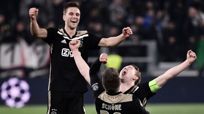 Para pemain Ajax Asterdam merayakan kemenangan setelah mengalahkan Juventus selama pertandingan leg kedua perempat final Liga Champions antara Juventus melawan Ajax Amsterdam di Allianz Stadium, Turin, Italia, Rabu (17/4) dini hari WIB.  [Marco Bertorello / AFP]