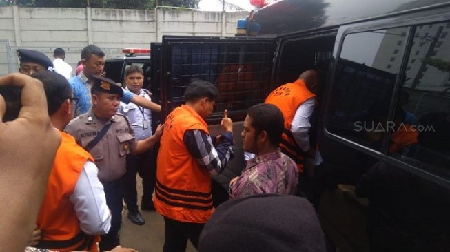 Nyoblos di TPS KPK, Bowo Sidik Acungkan Jempol