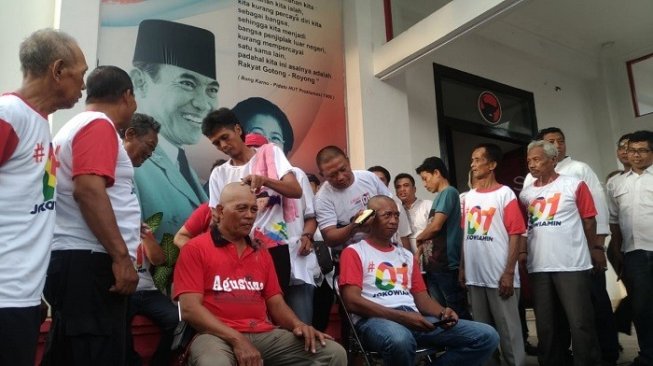 Pendukung Jokowi di Jateng melakukan aksi mencukur habis rambut alias gundul. (Suara.com/Adam Iyasa)