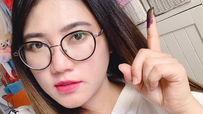 Via Vallen menunjukkan jari yang tercelup tinta pemilu. [Instagram]