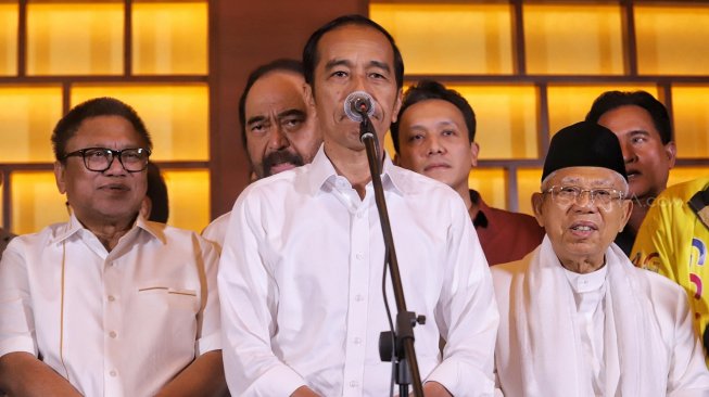 Calon Presiden 01 Joko Widodo dan Calon Wakil Presiden 01 Maruf Amin bersama Ketua Umum Partai Koalisi Indonesia Kerja memberi keterangan perhitungan cepat pemilu 2019 di Jakarta, Rabu (17/4). [Suara.com/Muhaimin A Untung]