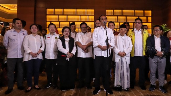 Calon Presiden 01 Joko Widodo dan Calon Wakil Presiden 01 Maruf Amin bersama Ketua Umum Partai Koalisi Indonesia Kerja memberi keterangan perhitungan cepat pemilu 2019 di Jakarta, Rabu (17/4). [Suara.com/Muhaimin A Untung]