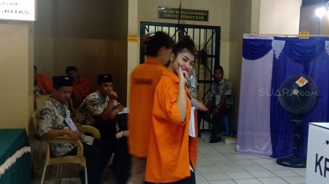 Caca Duo Molek menggunakan hak pilih Pemilu 2019 di Polda Metro Jaya, Rabu (17/4/2019). [Yosea Arga Pramudita/Suara.com]