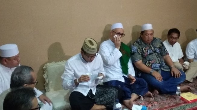 Sandiaga Uno sahur di Masjid At-Taqwa, Kebayoran Baru, Jakarta Selatan, Rabu (17/4/2019). (Suara.com/Fakhri Fuadi)