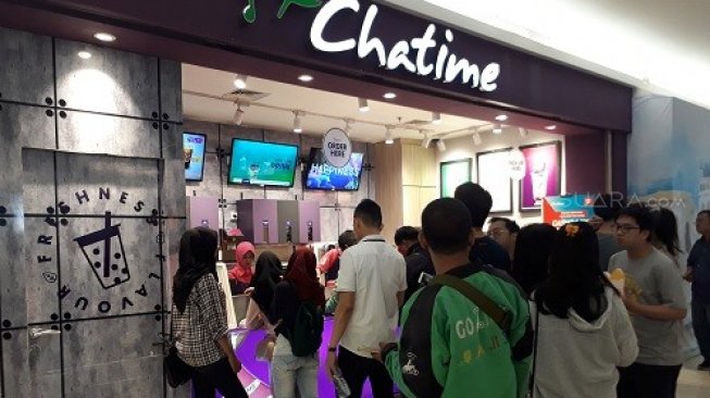 Antrean mengular di gerai Chatime, Trans Studio Mal Cibubur, yang menawarkan promo pemilu 2019 pada Rabu (17/4/2019). (Suara.com/Risna Halidi)