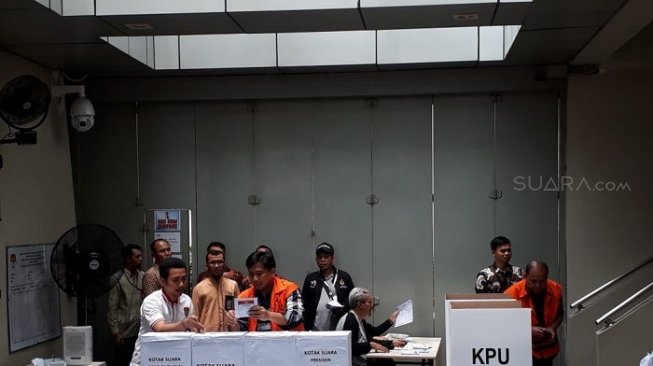 Eks politikus Partai Golkar Bowo Sidik Pangarso saat mencoblos di TPS 012 KPK. (Suara.com/Welly).