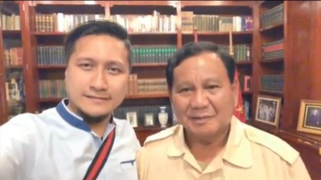 Arie Untung bersama Prabowo Subianto. [Instagram]