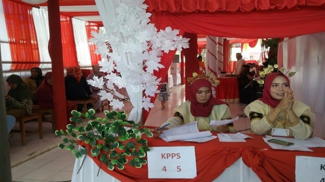 TPS Unik di Pinrang, Dekorasi Pengantin Lengkap Baju Adat