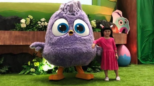 Seorang anak berfoto dengan karakter Angry Birds Hatchlings. (Dok Agung Sedayu Retail Indonesia)