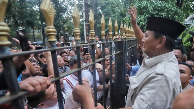 Capres nomor urut 02 Prabowo Subianto temui pendukung usai mendeklarasikan kemenangannya pada Pilpres 2019 kepada awak media di Kediamannya Kartanegara, Jakarta, Kamis (18/4). [Suara.com/Muhaimin A Untung]