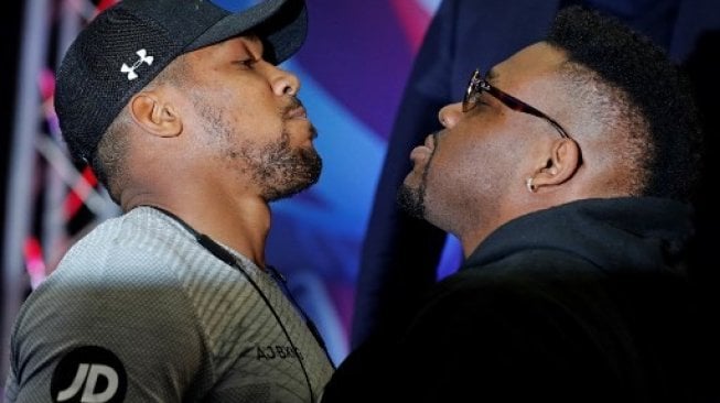 Juara dunia tinju kelas berat WBA (Super), IBF, WBO, dan IBO Anthony Joshua (kiri) saling bertatap muka dengan penantangnya asal AS, Jarrel Miller, dalam konferensi pers di London, Inggris, pada 25 Februari 2019 lalu. [AFP/Adrian Dennis]