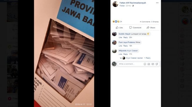 Perhatikan! Ada yang Janggal dalam Foto Kotak Suara Ini