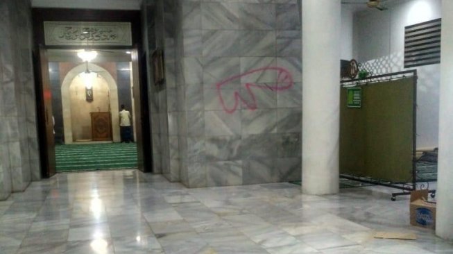 Pembuat Gambar Kelamin Pria di Masjid Al Hikmah Diburu Tim Khusus Polda