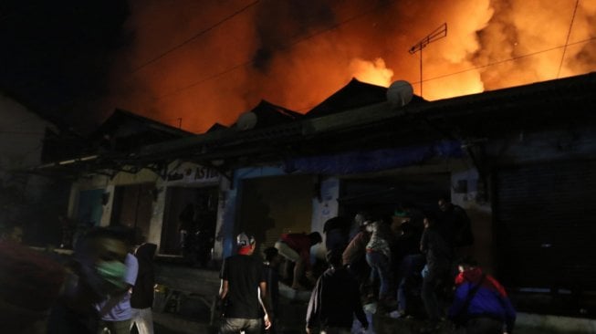 Pedagang berusaha menyelamatkan barang jualannya saat terjadi kebakaran di pasar Lawang, Malang, Jawa Timur, Rabu (17/3/2019)malam. ANTARA FOTO/HO/H.Prabowo