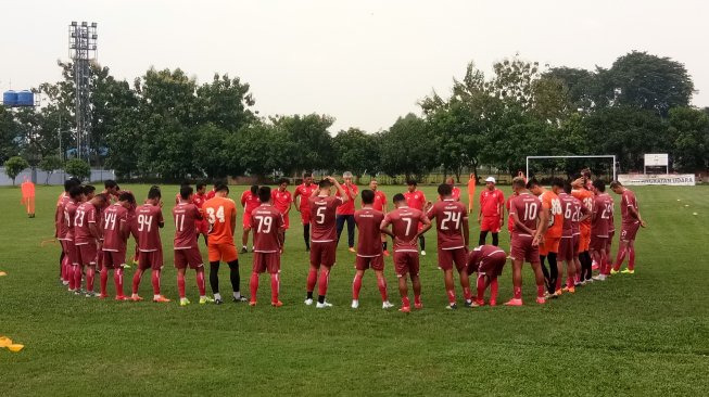 Pelatih Persija Ivan Kolev memberikan instruksi kepada para pemain saat menggelar latihan di lapangan PS AU, Halim Perdanakusuma. (Suara.com/ Adie Prasetyo) 