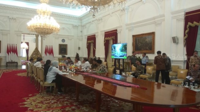 Dinyatakan Menang Quick Count, Jokowi Langsung Rapat dengan Menteri