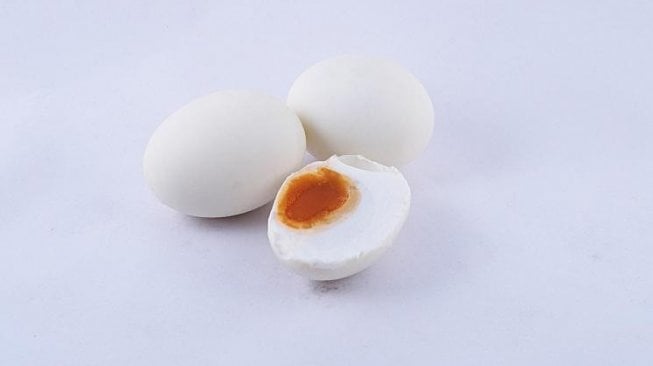 Ilustrasi telur asin yang disebut Italia bukan makanan untuk manusia. (Pixabay/veerasantinithi)