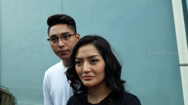 Siti Badriah dan tunangannya, Krisjiana Baharudin [Suara.com/Sumarni]