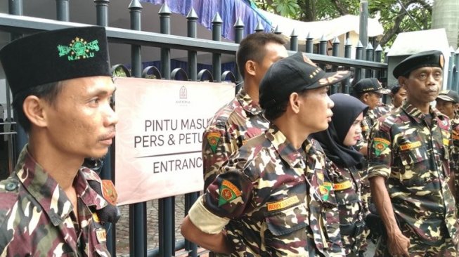 Banser NU Jaga Ibadat Jumat Agung di Gereja Katedral Jakarta