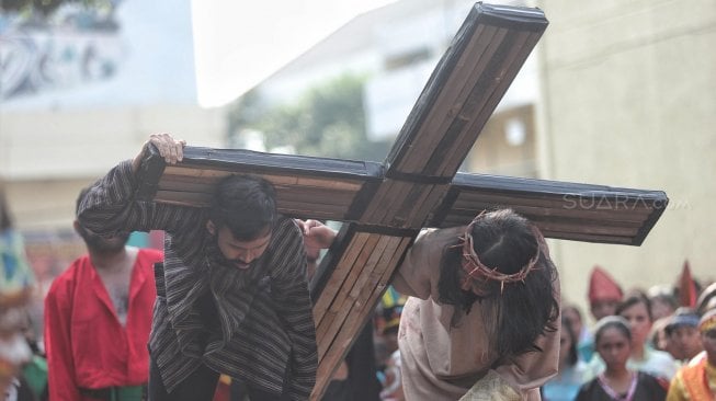 Jemaat Gereja Santo Fransiskus Asasi melaksanakan Prosesi Jalan Salib (Via Dolorosa) di Tebet, Jakarta Selatan, Jumat (19/4). [Suara.com/Muhaimin A Untung]