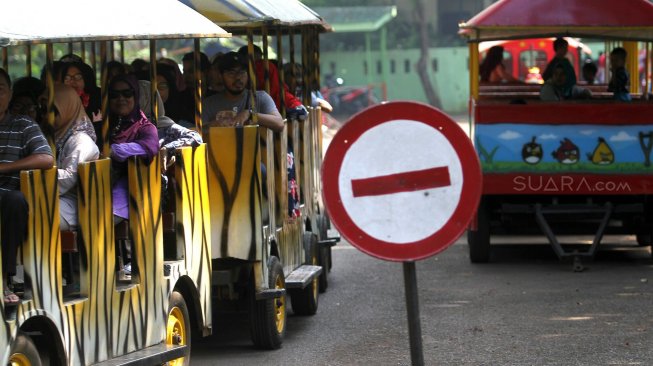 Warga memanfaatkan hari libur Paskah dengan mengunjungi lokasi wisata Kebun Binatang Ragunan di Jakarta, Jumat (19/2). [Suara.com/Arief Hermawan P]