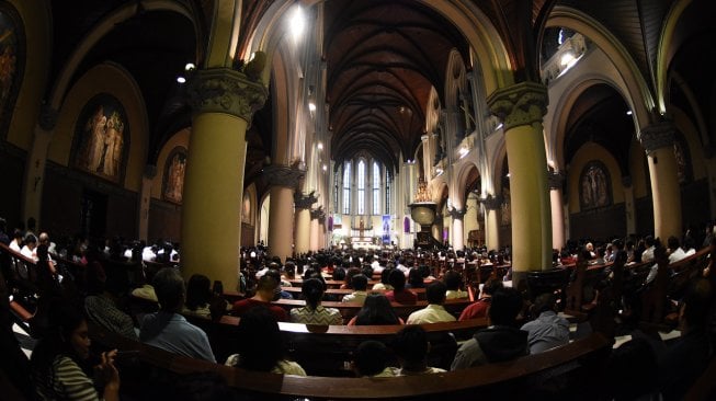 Umat Katolik mengikuti jalannya Misa Kamis Putih di Gereja Katedral, Jakarta, Kamis (18/4). [ANTARA FOTO/M Risyal Hidayat]